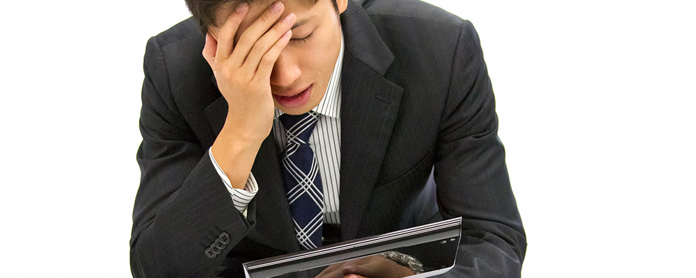 少しでも換金率の良いショッピング枠現金化業者を探す男性