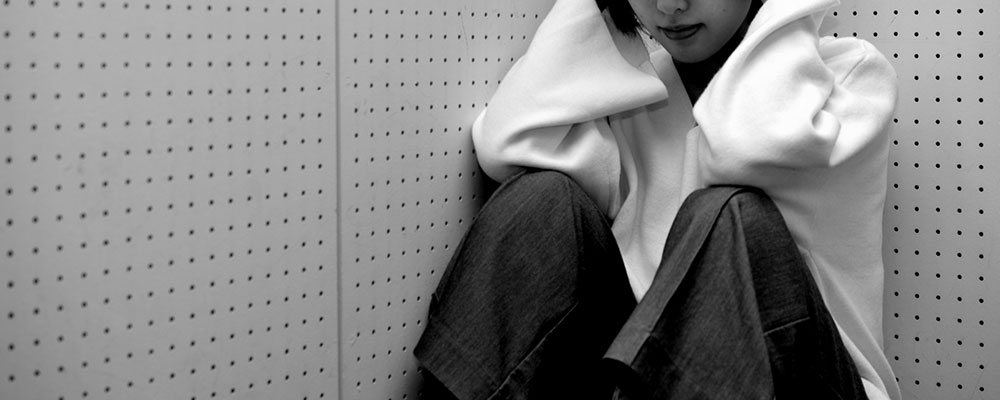 借金で頭を抱える女性
