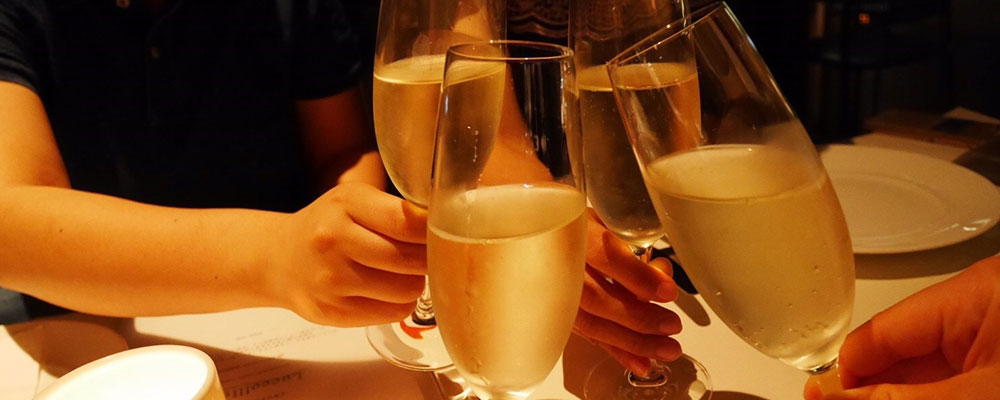 男女が飲み会で乾杯する風景