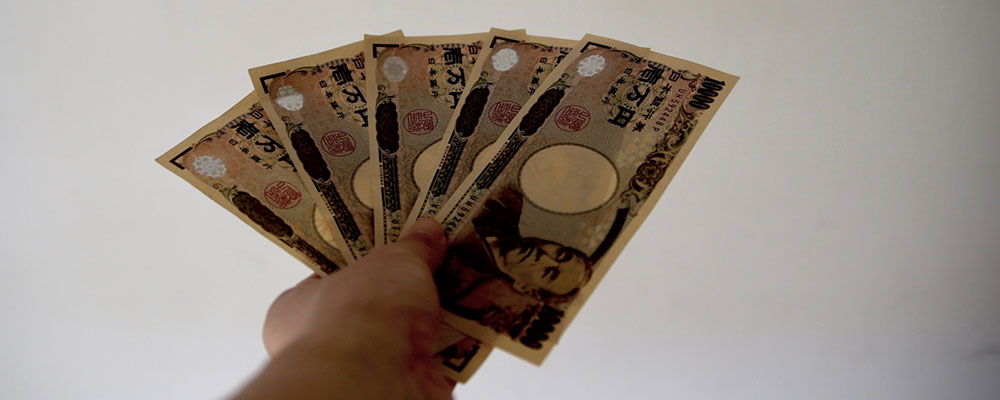 闇金から借りたお金を持つ手